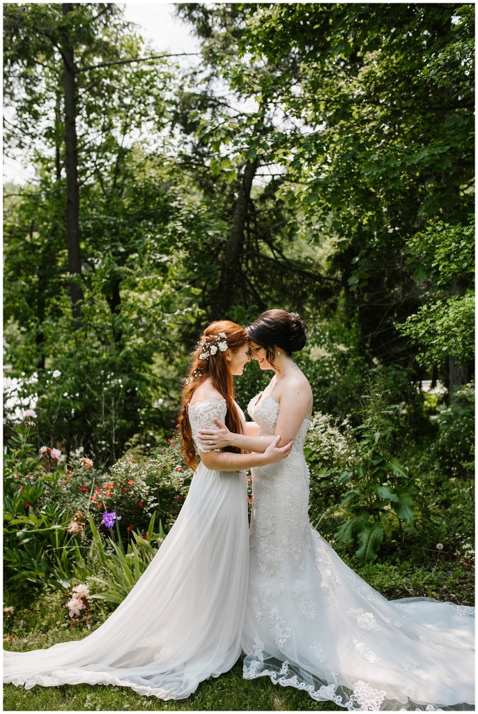 brides posing together