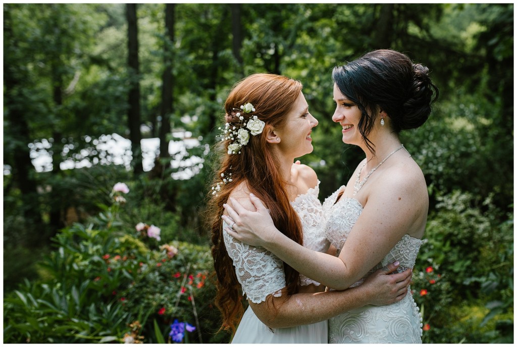 brides posing together