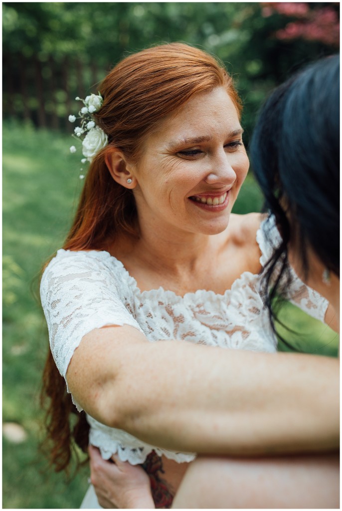 brides posing together