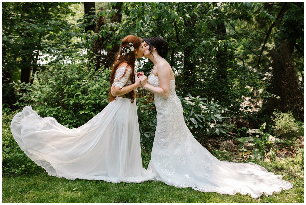 brides posing together