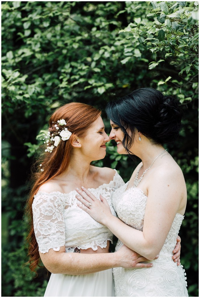 brides posing together