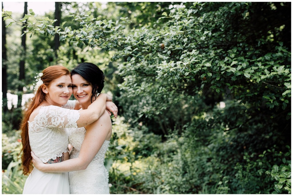 brides posing together