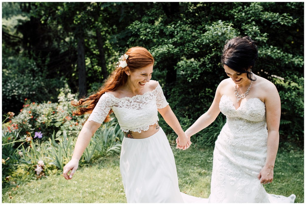 brides posing together