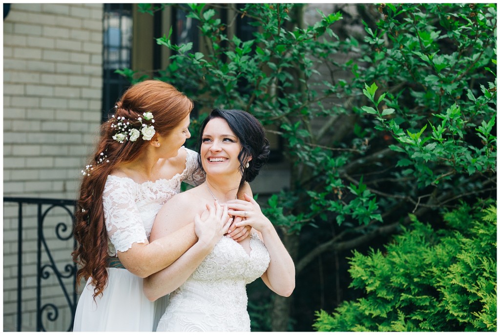 brides posing together