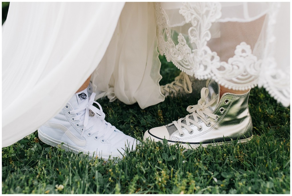 brides posing together